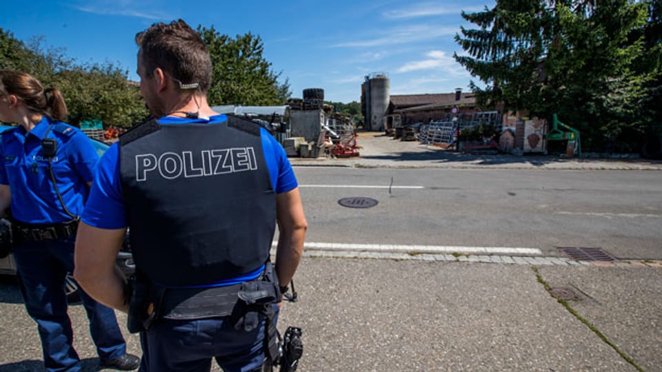 Die Polizei patroulliert vor dem Hof von Ulrich K., der wegen der Quaelerei von Pferden unter Verdacht steht, am Montag 7. August 2017, in Hefenhofen.