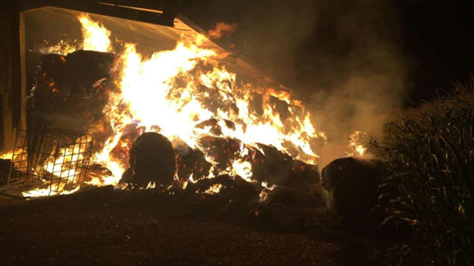 Eine Scheune steht in Flammen, am Samstag, 29. Juli 2017, in Domdidier.