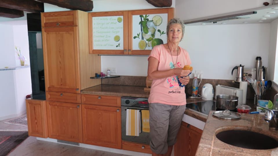 Luisa Rösli in der Küche in ihrem Haus in Obstalden im Kanton Glarus.