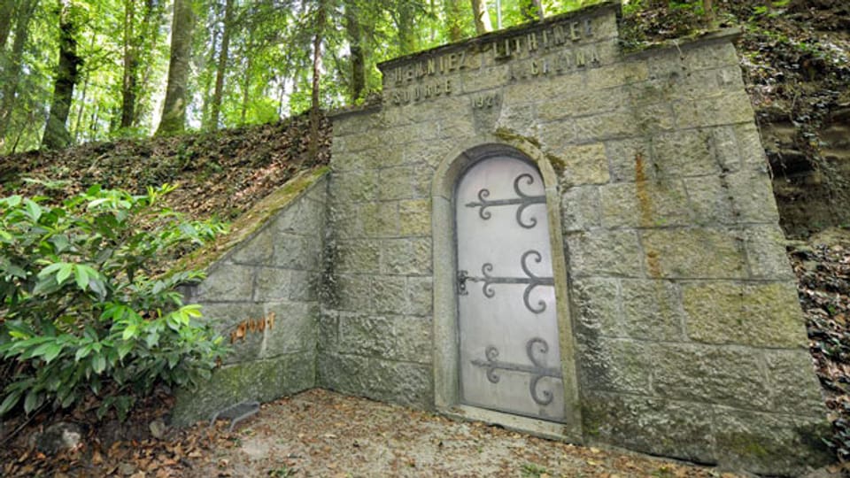 Der Eingang zur Mineral-Quelle von Henniez.