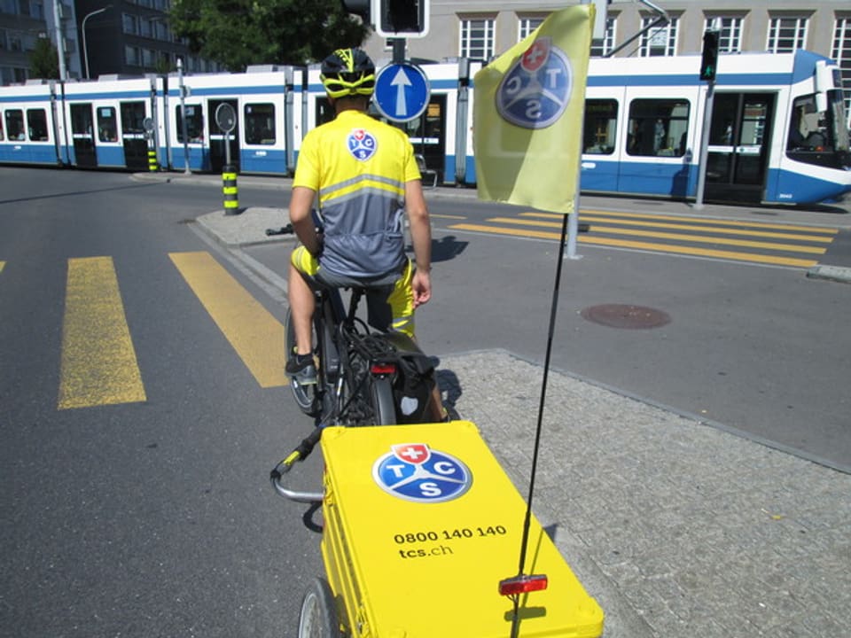 Die E-Bike-Patrouille hat 70 Kilo Material dabei, um Autopannen zu beheben