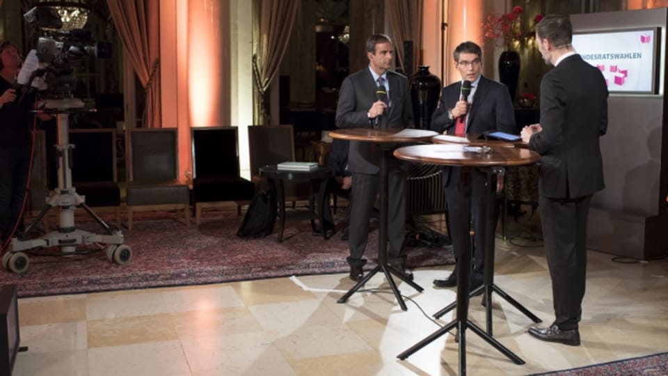 Gerhard Pfister, Parteipräsident CVP (links) und Roger Nordmann, Fraktionspräsident SP sprechen am abend vor der Wahl mit einem Journalisten im Hotel Bellevue in Bern.