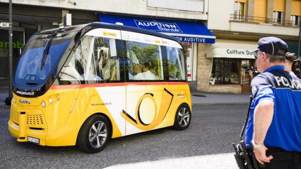 Selbstfahrende Busse - ähnlich diesem Postauto - verkehren bald in Freiburg.