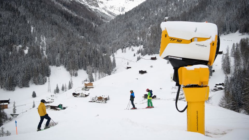 Schneekanone auf einer Skipiste in Davos.