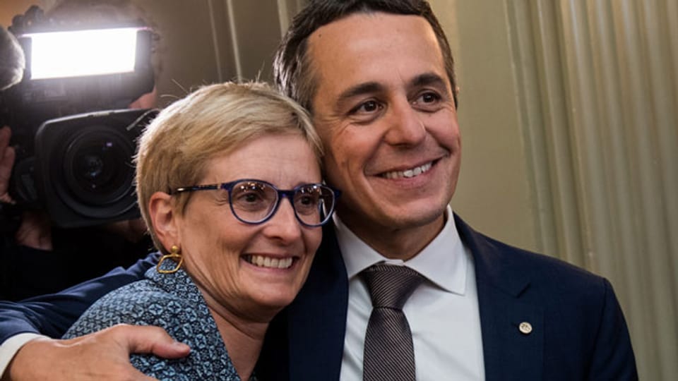 Der neu gewählte Bundesrat Ignazio Cassis, FDP-TI, und seine Frau.