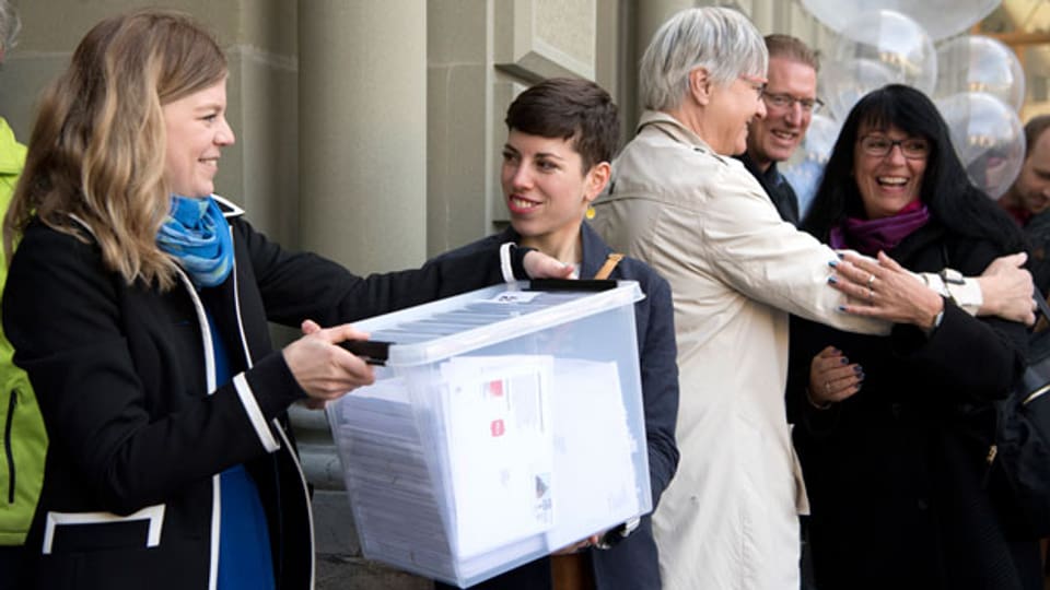Von links nach rechts: Die Nationalrätinnen Nadine Masshardt, SP, Lisa Mazzone, GPS, Rosmarie Quadranti, BDP, und Marianne Streiff-Feller, EVP, übergeben die Unterschriftenbogen am 10. Oktober 2017 in Bern.