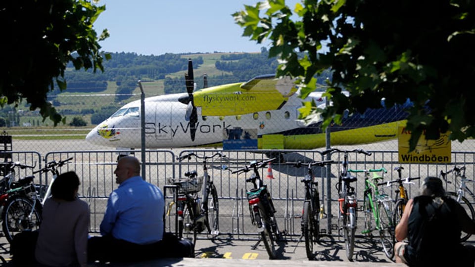 Ein Flugzeug von Skywork Airlines steht auf dem Flughafen Bern-Belp.