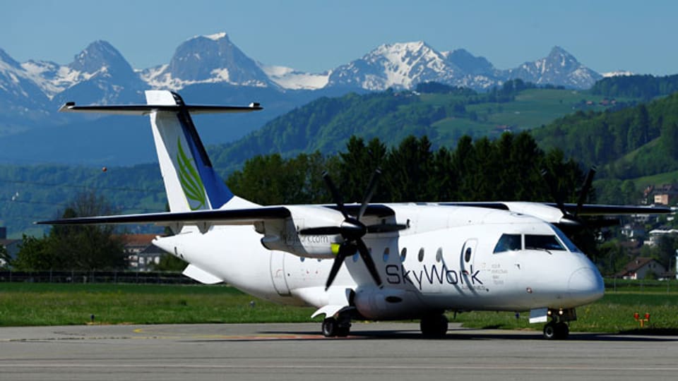 Ein Flugzeug der Skywork Airlines auf dem Flughafen Bern Belp.