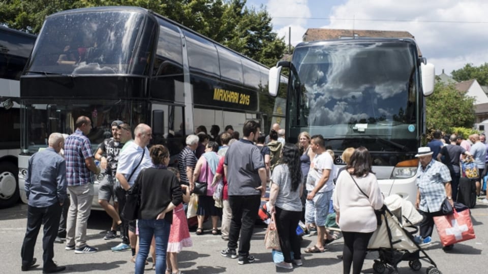 Der Bundesrat möchte, dass mehr Fern-Busse zwischen den Schweizer Städten verkehren.