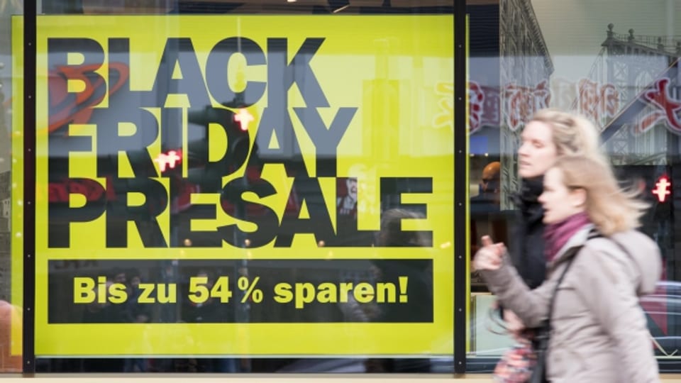 Black Friday-Rabatte in Schaufenstern - Schweizer Detailhändler sind in Zugzwang.