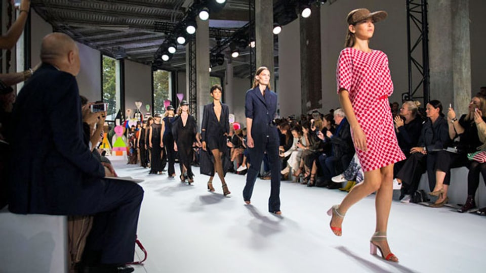 Models präsentieren an der Pariser Fashion Week die Akris-Kreationen der des Schweizer Mode-Designers Albert Kriemler (Sohn des verstorbenen Label-Gründers Max Kriemler) aus der Frühjahr-Sommer-Kollektion 2018.