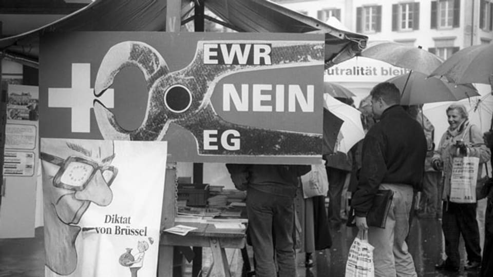 Ein Abstimmungstand und Plakate der Gegner der Abstimmungskampagne zum EWR-Beitritt, aufgenommen im November 1992.