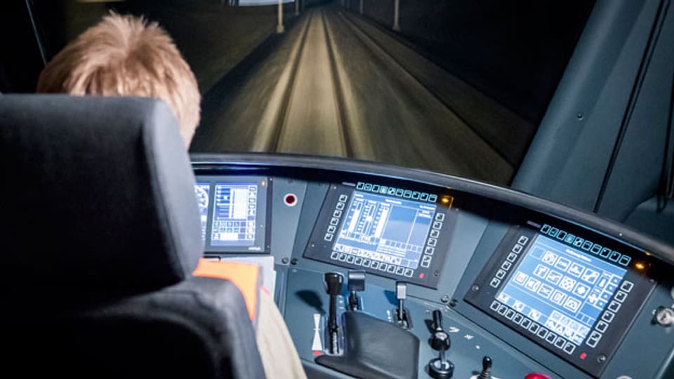 Testfahrt eines Schnellzuges mit neuem Assistenzleitsystem für Lokführer am 5. Dezember 2017, auf der SBB-Bahnstrecke zwischen Bern und Olten.