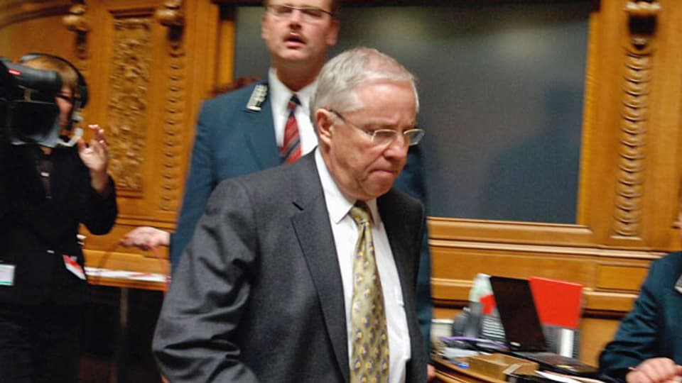Der abgewählte Bundesrat Christoph Blocher am 13. Dezember 2007, schreitet zum Rednerpult, um vor der Vereinigten Bundesversammlung eine Abschiedsrede zu halten. Am Vortag war er aus der Regierung abgewählt worden.