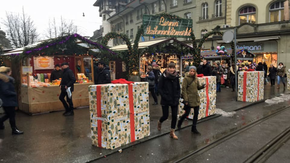 Der Eingang zum Weihnachtsmarkt auf dem Berner Waisenhausplatz. Die Betonblöcke wurden in Geschenkpapier eingepackt.