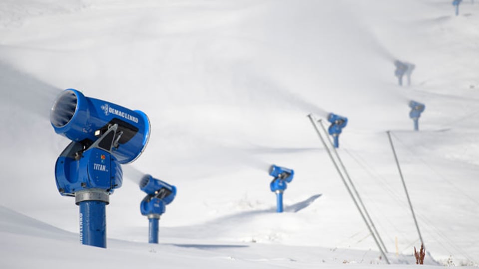 Schneekanonen in einem Schweizer Ski-Ort.