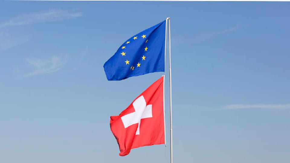 Fahne der EU und der Schweiz.