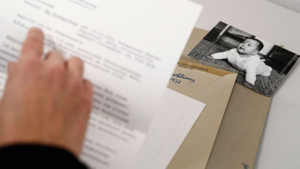 Ein Bild eines Kindes, das zur Adoption freigegeben wurde, liegt in einem Umschlag in den Akten der Vormundschaftsbehörde im Stadtarchiv der Stadt Bern.