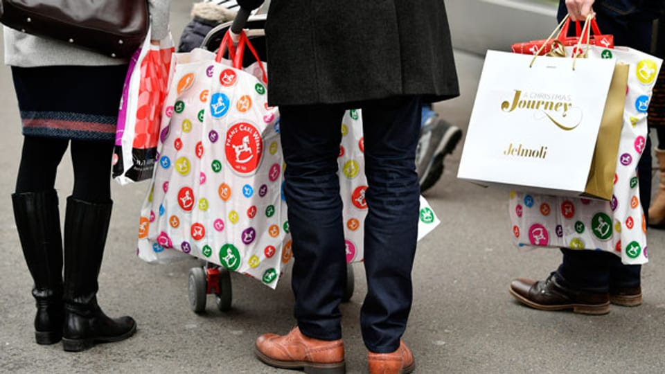 Wenn Leute eine Arbeitsstelle haben, verdienen sie Geld, können mehr konsumieren; das kurbelt die Wirtschaft weiter an. Bild: Weihnachtseinkauf an der Zürcher Bahnhofstrasse.