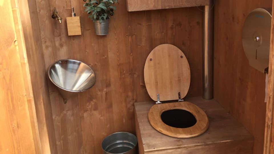 Das WC-Häuschen von «Greenport» ist ganz aus Tannenholz.