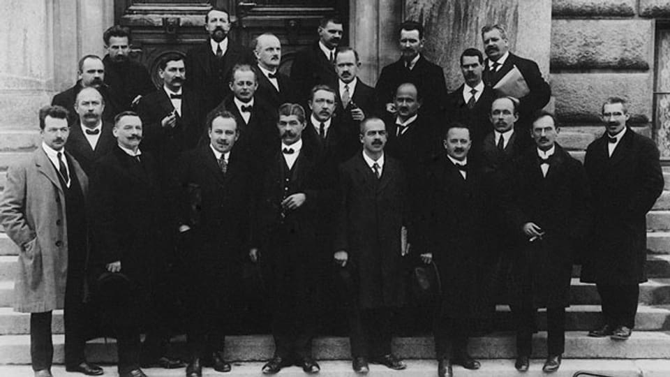 Das Oltener Aktionskomitee, das für den Generalstreik verantwortlich war, mit seinen Verteidigern vor dem Gerichtsgebäude der 3. Division im März 1919 in Bern.
