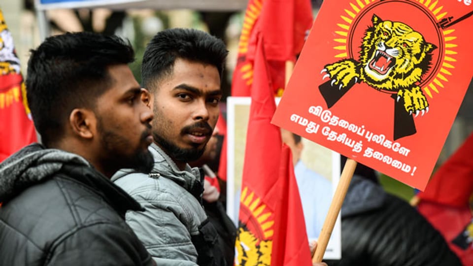 Zum Auftakt des Prozesses gegen 13 mutmassliche Unterstützer der Liberation Tigers of Tamil Eelam (LTTE) demonstrieren Sympathisanten der Tamil Tigers auf der Piazza della Foca in Bellinzona.