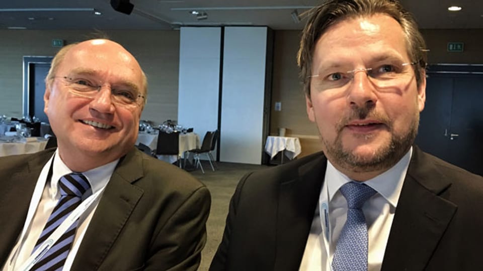 Klaus-Dieter Borchardt, Direktor des Bereichs Energiebinnenmarkt bei der Europäischen Kommission in Brüssel (links) und Michael Wider, Präsident des Branchenverbands der Schweizer Elektrizitätsunternehmen und stellvertretender Konzernchef von Alpiq.