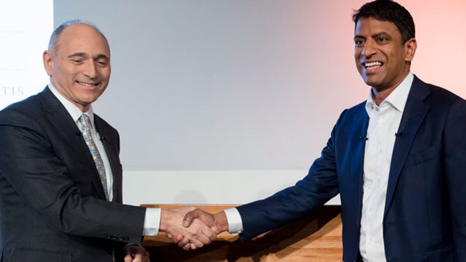 Der scheidende CEO Joeseph Jimenez (links) und der neue CEO Vas Narasimhan.