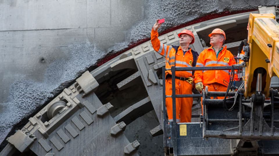Mineure machen ein Selfie anlässlich des Durchstichs des Eppenbergtunnel am 2. Februar 2018,