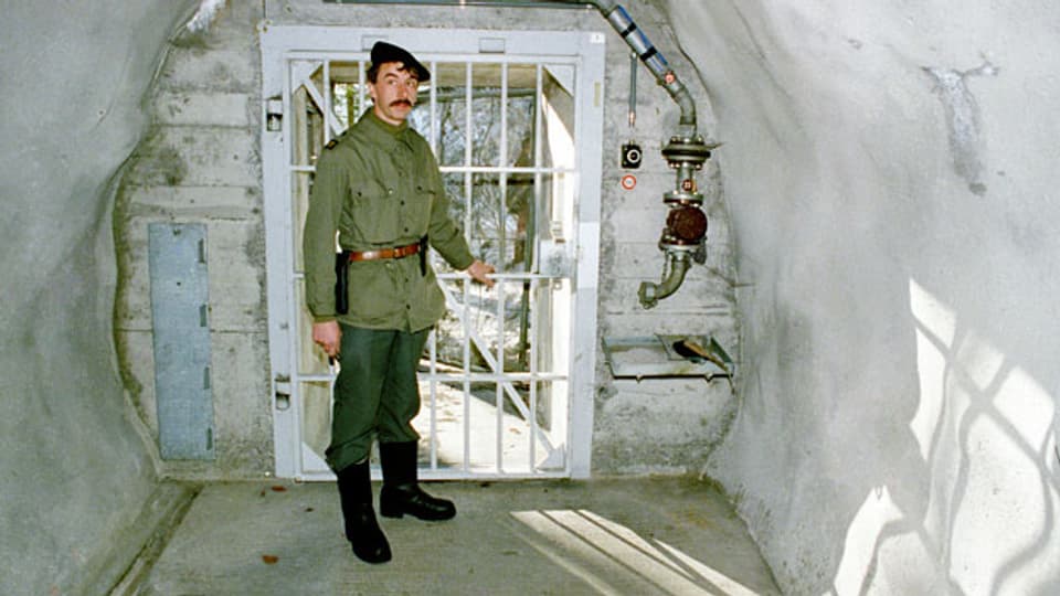 Ein Soldat steht anlässlich einer Presseführung zur Information über die Geheimarmee P-26 beim Eingang der unterirdischen Bunkeranlage bei Gstaad im Berner Oberland, Archivaufnahme vom 7. Dezember 1990.