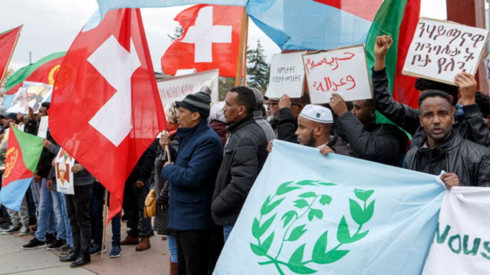 Eritreer, die in der Schweiz leben, protestieren in Genf gegen die jüngste Annäherung der Schweiz an das eritreische Regime.