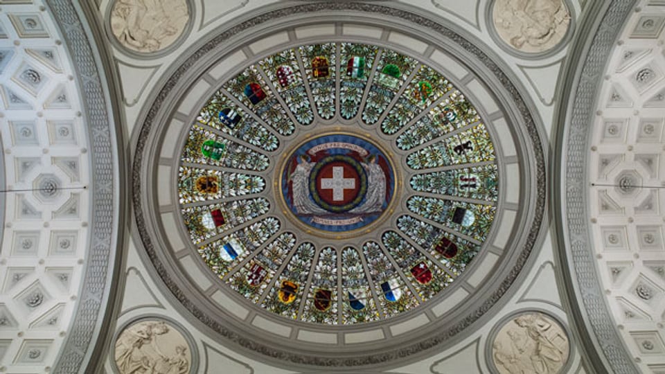 Die Kuppel mit dem Schweizer Kreuz und den Kantonswappen im Bundeshaus.