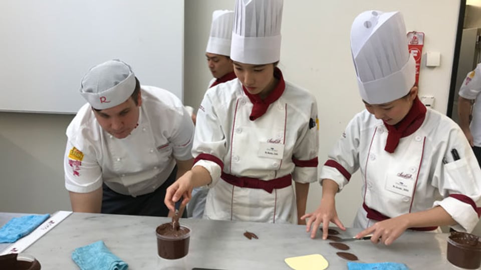 Die Fachschule Richemont in Luzern des Schweizer Bäcker und Confiseur-Meister Verbandes gibt regelmässig Bäckerei-Kurse in Japan, und  junge Hotelfachschülerinnen und -schüler kommen auch aus Japan in die Schweiz und lassen sich in einem Grundkurs in die Geheimnisse Schweizer Back- und Confiserie-Kunst einführen.