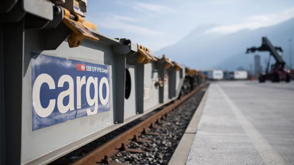 Güterwagen der SBB Cargo stehen vor dem Verladen in Cadenazzo.