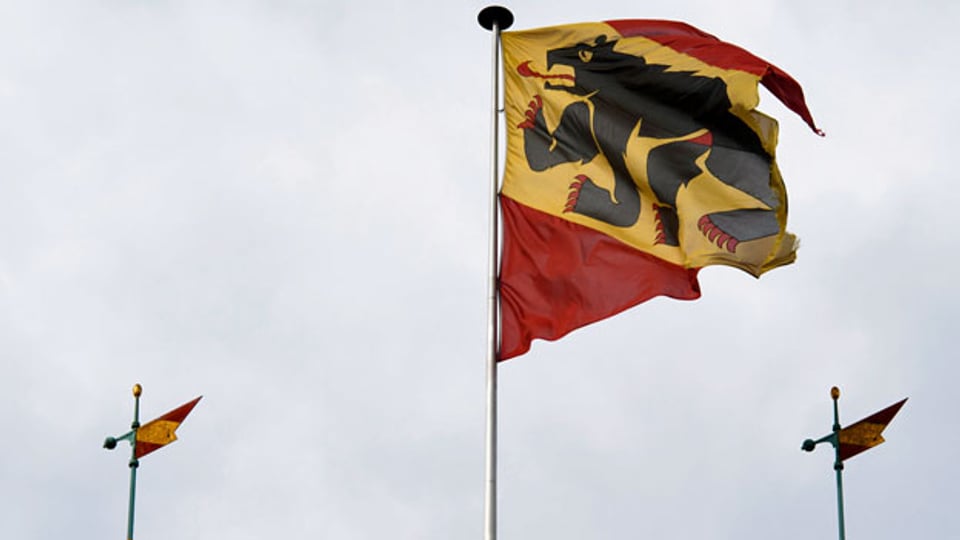 Die Berner Fahne über dem Rathaus.