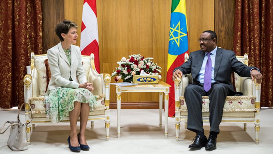Die damalige Schweizer Bundespräsidentin Simonetta Sommaruga, im Gespräch mit dem äthiopischen Premierminister Hailemariam Desalegn, während eines Treffes in dessen Büro in Addis Abeba, Äthiopien am 26. Oktober 2015.