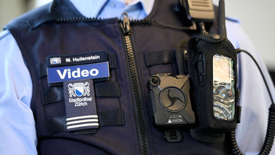 Bei Einsätzen mit Bodycam sei es tendenziell zu weniger Gewalt gegen Beamte gekommen.