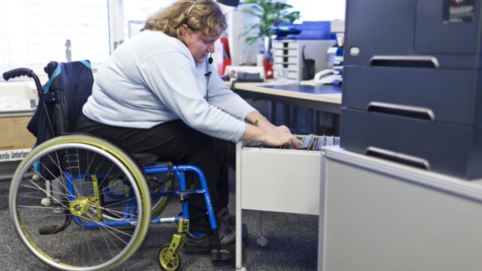 Eine körperlich Behinderte an der Arbeit im Wohn- und Bürozentrum für Körperbehinderte WBZ in Reinach/BL