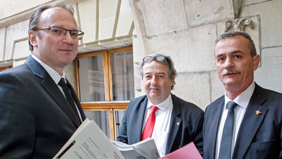 Die beiden Berichterstatter der parlamentarischen Untersuchungskommission Thomas Blaesi, (li), und Roger Deneys, (Mitte), mit Jean-Marie Voumard, Präsident der parlamentarischen Untersuchungskommission für Dysfunktionen, die zum Tod von Adeline führen, in Genf.
