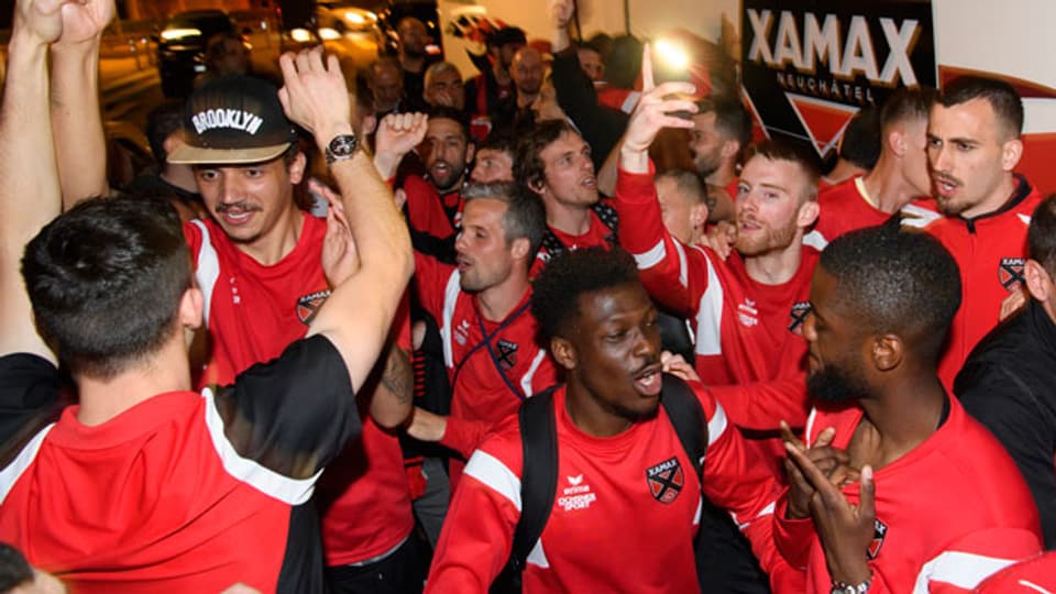 Die Spieler von Neuchâtel Xamax FCS feiern im Stadion Maladière den Aufstieg der Super League mit ihren Fans.
