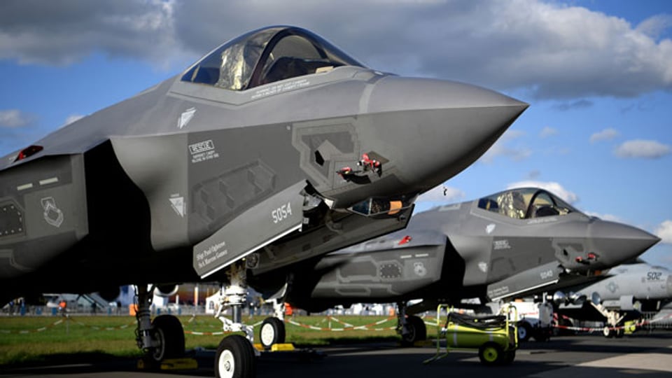 Die US-Waffenherstellerin Lockheed Martin stellt den F-35 Tarnkappen-Flieger her.