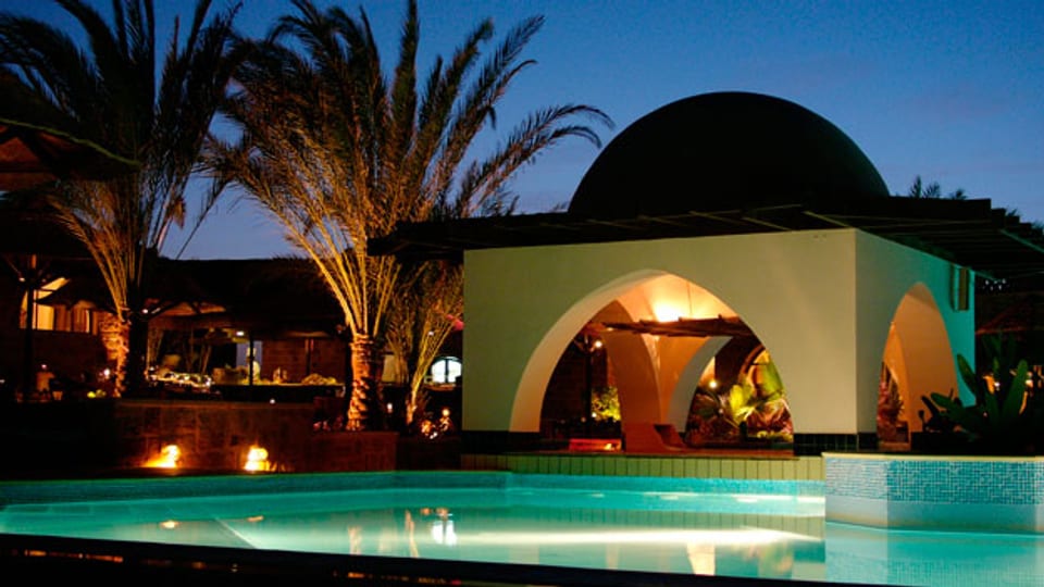 Eine Poolbar des bei Schweizer Touristen beliebten Mövenpick Hotels in El Quseir, Ägypten.
