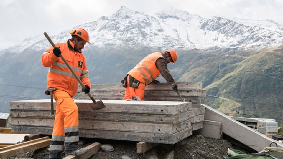 Symbolbild. Bauarbeiter auf einer Schweizer Baustelle.