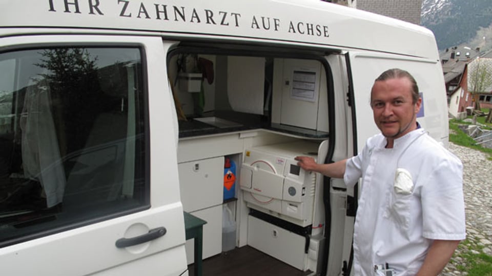 Im Kanton Uri ist Zahnarzt Michael Keller mit einen umgebauten Kleinbus unterwegs.