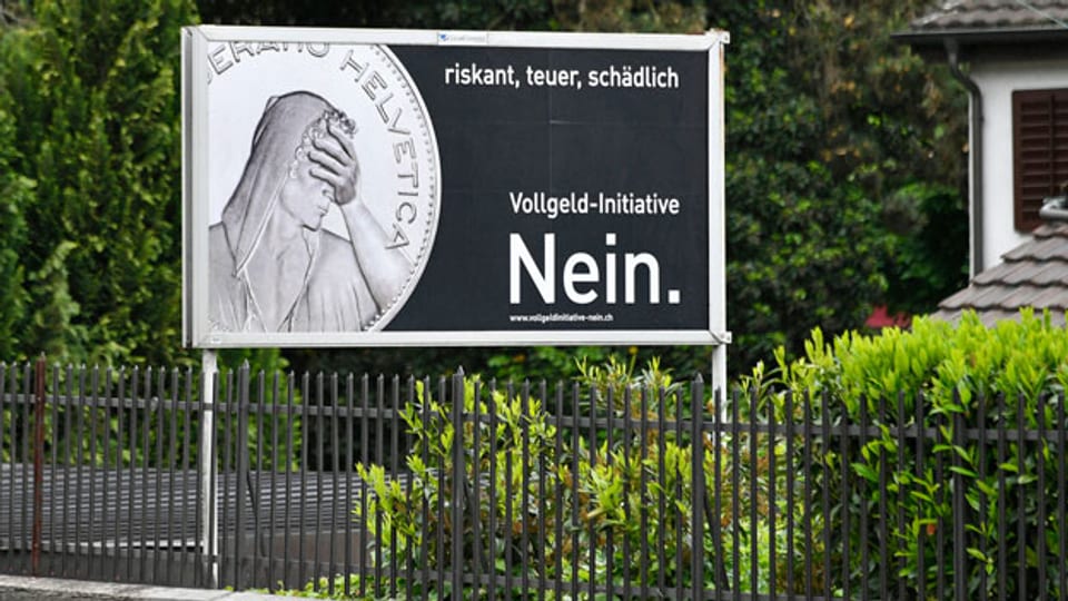 Kontra -Plakat zur Vollgeldinitiative in Zürich am Montag.
