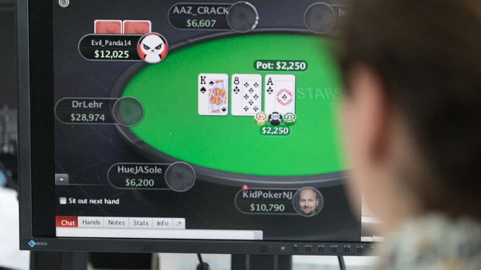 Ein Mann spielt auf der Webseite eines ausländischen Glücksspielanbieters.