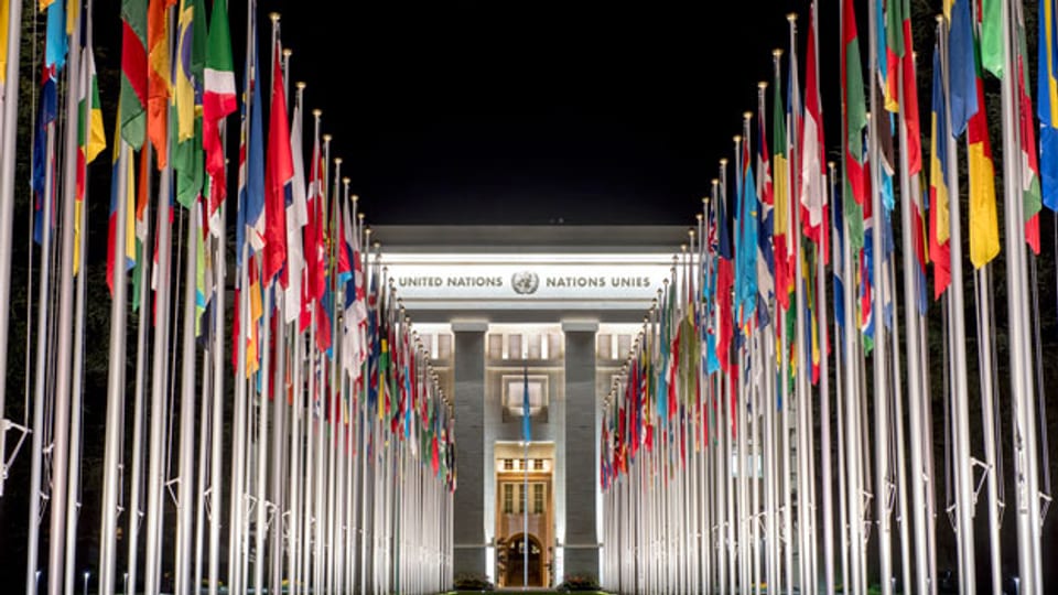 Fahnen vor dem Eingang des UNO-Hauptgebäudes in Genf.
