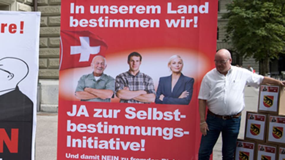 Mitglieder der SVP vor der Einreichung der Selbstbestimmungsinitiative «Schweizer Recht statt fremde Richter» der SVP am 12. August 2016 in Bern.