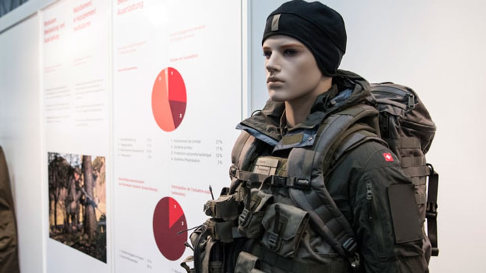 Eine Puppe trägt die neue Ausrüstung zu, anlässlich der Präsentation der Armeebotschaft 2018.