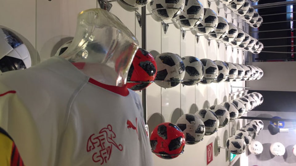 Eine Wand voller Fussbälle. Neben dem Nati-Dress bringt vor allem auch der offizielle Match-Fussball zusätzlichen Umsatz. Verkaufspreis: stolze 170 Franken.
